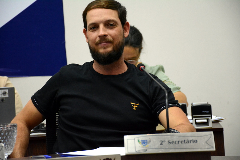 Ausência de calçadas expõe pedestres a riscos no Bairro Mário Mauro, aponta vereador