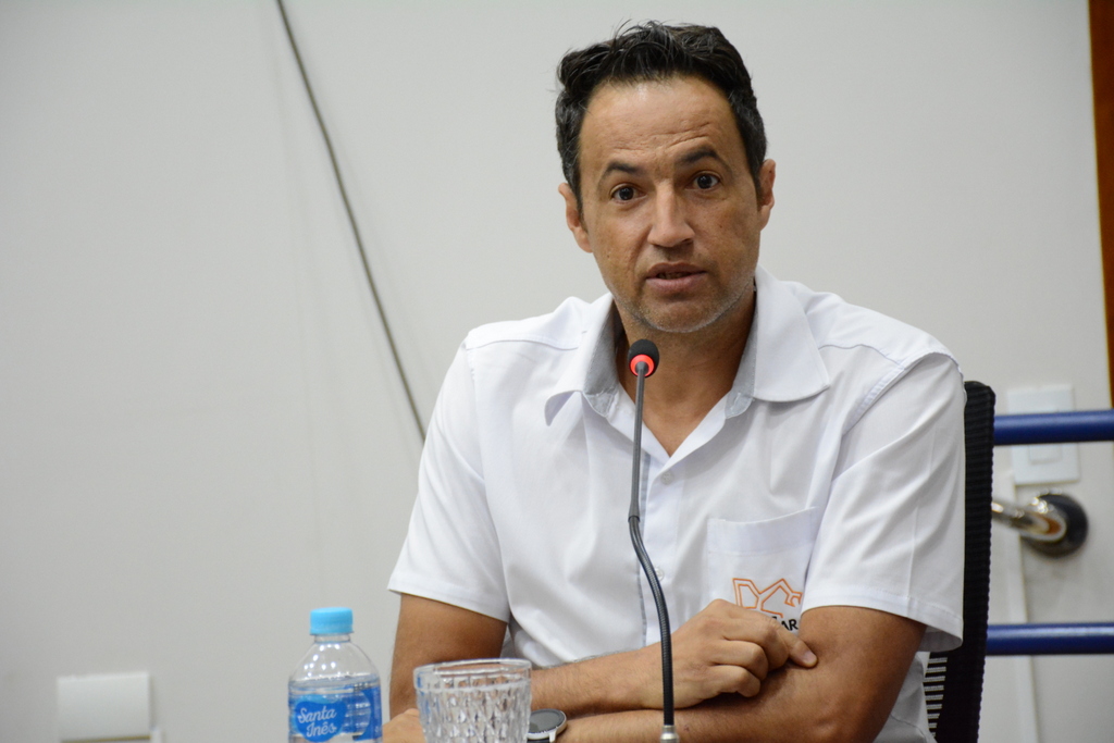 Com pedras soltas e buracos, parlamentar pede manutenção em via do Bela Vista