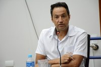 Com pedras soltas e buracos, parlamentar pede manutenção em via do Bela Vista