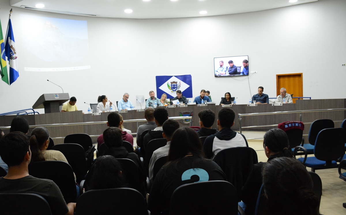 Empresas deverão retirar excesso de fios de postes de energia em Álvares Machado