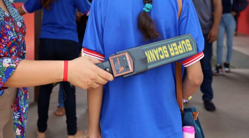 Escolas municipais deverão contar com detector de metal, aponta projeto aprovado