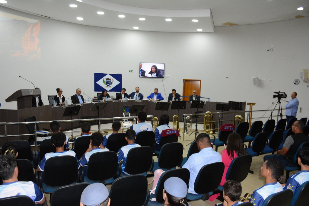 Legislativo homenageia policiais por salvamento de recém-nascida e banda marcial