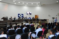 Legislativo homenageia policiais por salvamento de recém-nascida e banda marcial