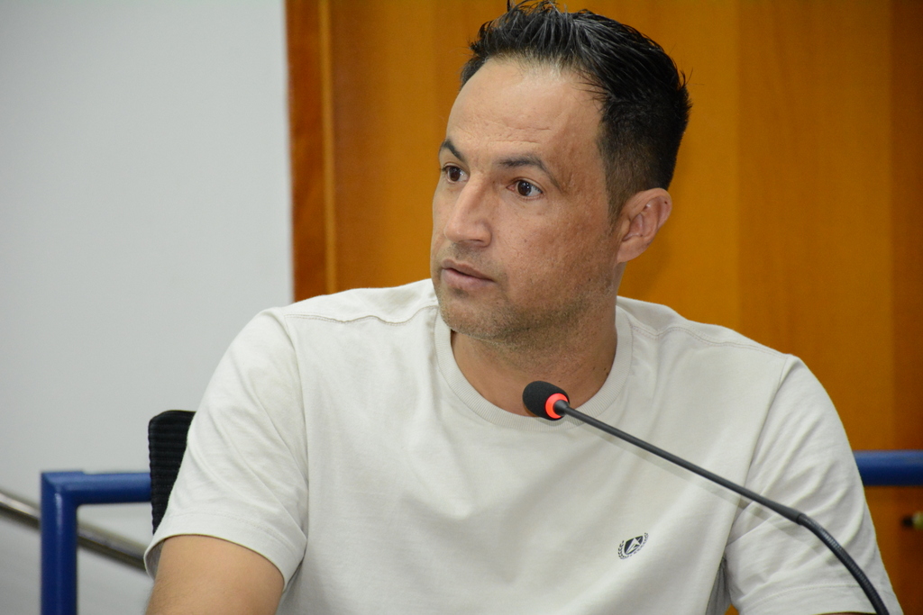 Parlamentar cobra melhorias no campo de futebol do Residencial Maria de Lourdes