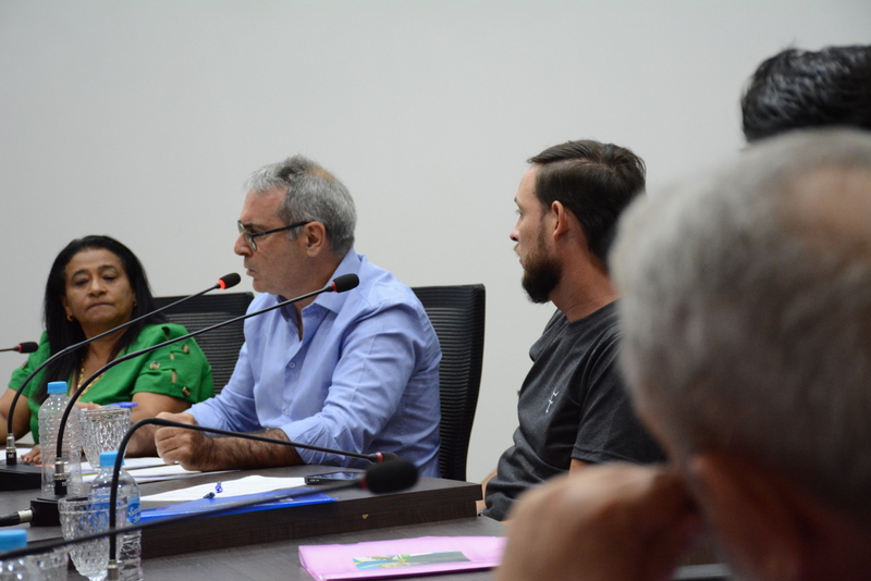 Parlamentares cobram contratação de psicólogo e assistente social na Educação.