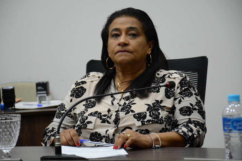 Vereadora solicita iluminação em campo de futebol de Coronel Goulart