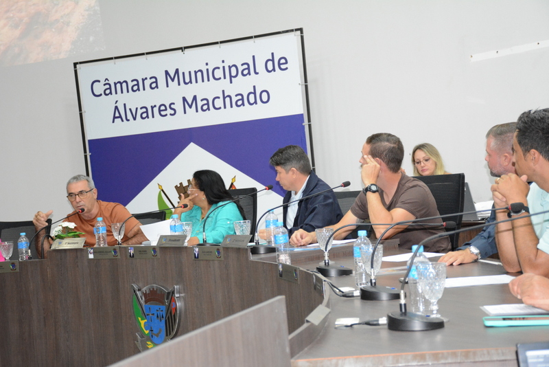 Vereadores aprovam nove requerimentos e três projetos de lei em sessão