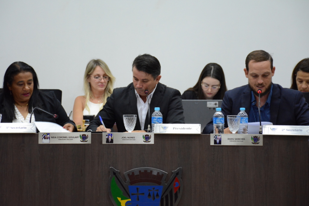 Vereadores aprovam seis requerimentos e dois projetos em sessão