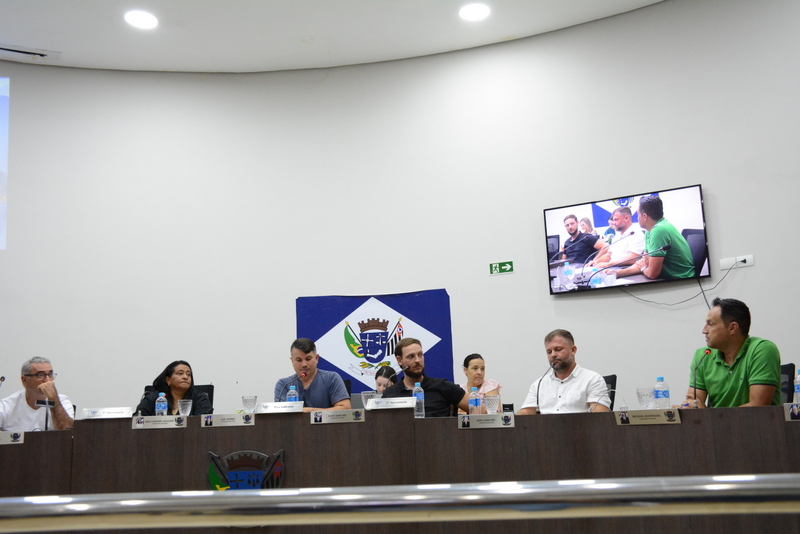 Vereadores cobram dados sobre limpeza pública e campo de futebol em sessão